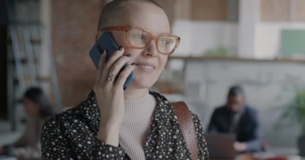 Wesoła Biała Bizneswoman Odbierająca Telefony Komórkowe Rozmawiająca Uśmiechnięta Nowoczesnym Centrum — Wideo stockowe