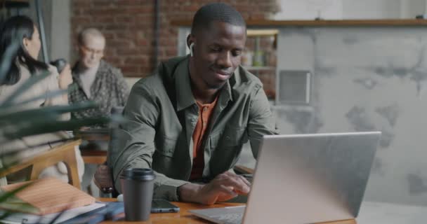 Portret Afroamerykanina Korzystającego Laptopa Słuchającego Muzyki Słuchawkami Kreatywnej Kawiarni Nowoczesna — Wideo stockowe