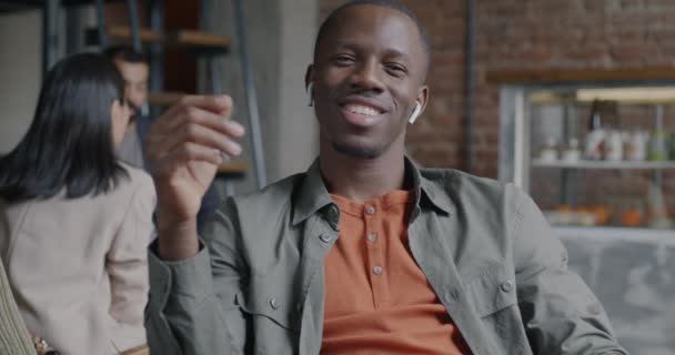 Retrato Del Hombre Afroamericano Usando Auriculares Inalámbricos Haciendo Videollamadas Línea — Vídeo de stock