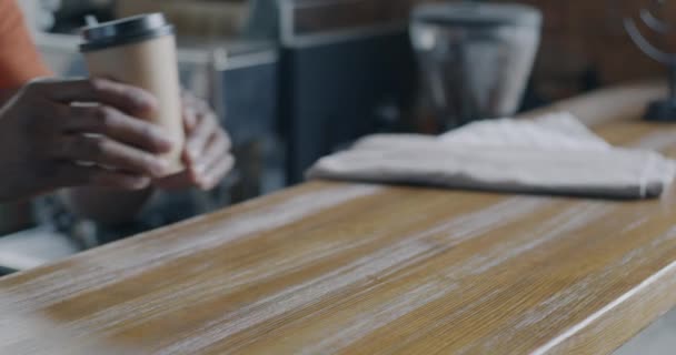 카페테리아에서 고객에게 바리스타의 클로즈업 슬로우 음료와 현대적인 라이프 스타일 개념을 — 비디오