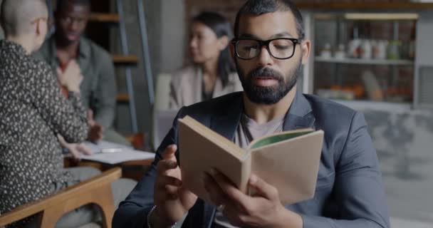 Cámara Lenta Del Hombre Árabe Traje Libro Lectura Concentró Actividad — Vídeos de Stock