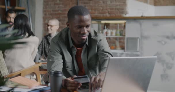 Modern Ofiste Bilgisayarla Kredi Kartıyla Online Ödeme Yapan Afro Amerikalı — Stok video