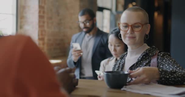 Медленное Движение Бизнесменов Покупающих Кофе Помощью Банковской Карты Беседующих Баристой — стоковое видео