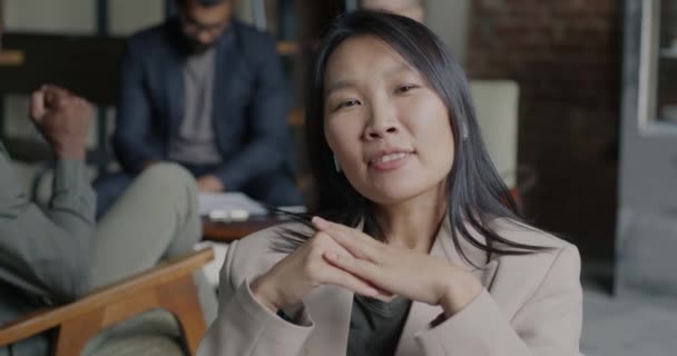 Retrato Alegre Mujer Negocios Asiática Haciendo Videollamada Línea Haciendo Gestos — Vídeo de stock