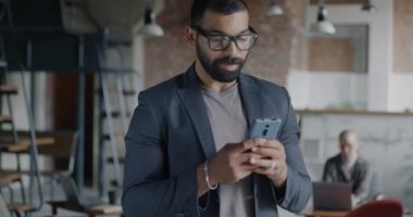 İnternette akıllı telefon konuşmaları yapan hırslı bir Arap 'ın ağır çekimde portresi. Modern teknoloji ve iş insanları kavramı.