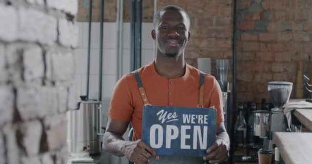 Zeitlupenporträt Eines Afroamerikanischen Cafébesitzers Der Yes Open Sign Hält Und — Stockvideo
