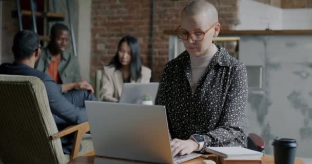 带着笔记本电脑的自信的女商人坐在富有创意的咖啡店的桌旁 现代青年生活方式和自由职业概念 — 图库视频影像