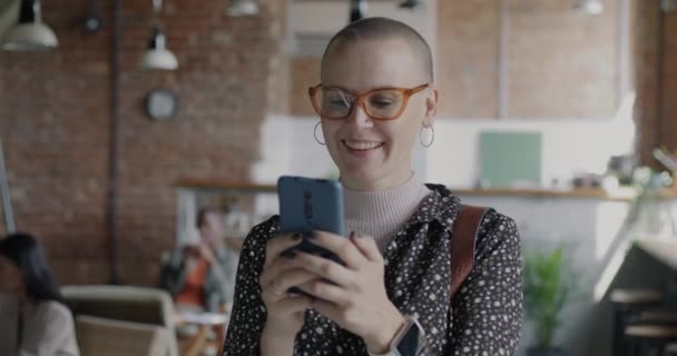 Joyful Jovem Usando Tela Mensagens Texto Smartphone Café Criativo Gadgets — Vídeo de Stock