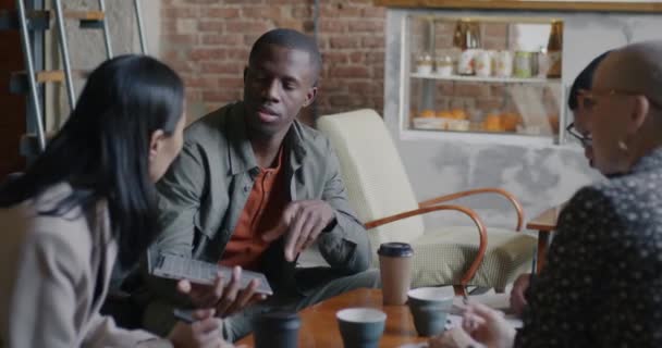 Empresários Sucesso Trabalhando Café Pausa Para Almoço Conversando Usando Laptop — Vídeo de Stock