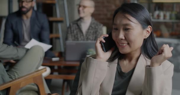 Exitosa Empresaria Asiática Hablando Por Teléfono Móvil Trabajando Desde Una — Vídeo de stock