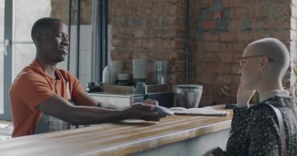 Бізнес Леді Купують Каву Роблять Оплату Допомогою Смарт Годинника Сучасному — стокове відео