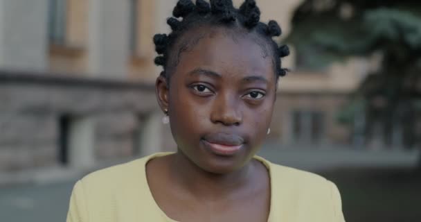 Portretul Unei Fete Afro Americane Serioase Care Uită Cameră Apoi — Videoclip de stoc