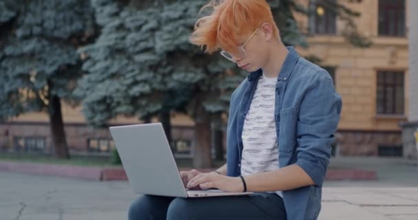 Młody Azjata Wolny Strzelec Pracujący Laptopem Wpisujący Się Miejską Ulicę — Wideo stockowe