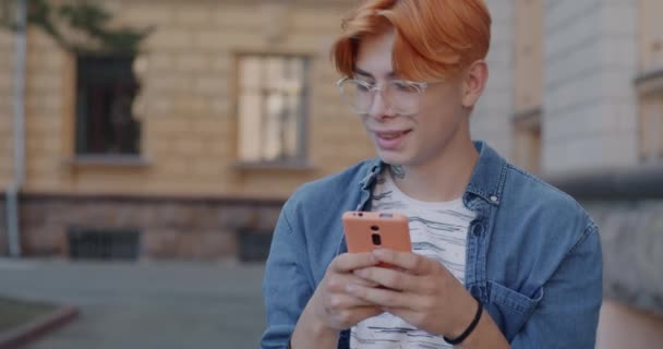 Медленное Движение Радостного Азиатского Мужчины Проверяющего Содержимое Социальных Сетей Смартфоном — стоковое видео