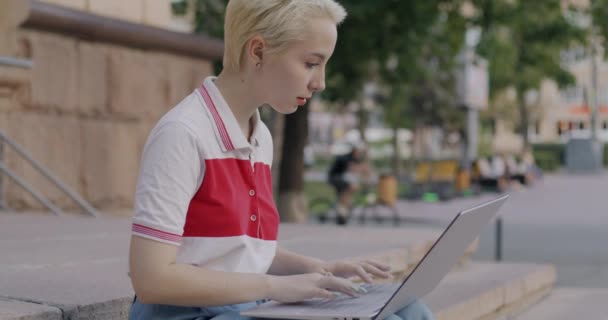 Zwolniony Ruch Nowoczesnej Młodej Kobiety Freelancer Pracującej Laptopem Zewnątrz Ulicy — Wideo stockowe
