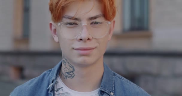 Attraktiv Asiatisk Kille Med Glasögon Som Tittar Kameran Med Ett — Stockvideo