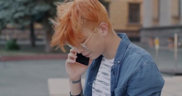 Genç Asyalı Adam Dizüstü Bilgisayarla Çalışıyor Cep Telefonuyla Konuşuyor Şehir — Stok video