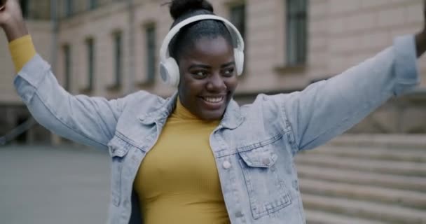 Медленное Движение Красивой Афроамериканской Леди Слушающей Музыку Наушниках Танцующей Открытом — стоковое видео