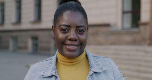 Портрет Повільного Руху Радісної Афроамериканської Леді Яка Дивиться Камеру Тлі — стокове відео