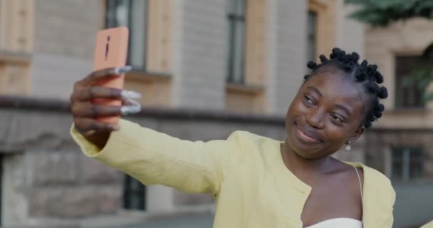 Zpomalený Pohyb Atraktivní Afroameričanky Pózující Pro Smartphone Kamery Úsměvem Baví — Stock video