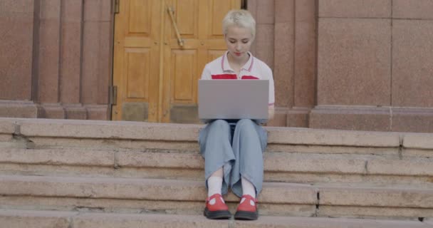 Laptop Bilgisayarıyla Çalışan Kampüste Merdivenlerde Oturan Genç Bir Kadının Yavaş — Stok video