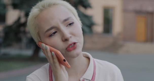 Szczęśliwa Blondynka Rozmawiająca Przez Telefon Komórkowy Śmiejąca Się Gestem Tle — Wideo stockowe