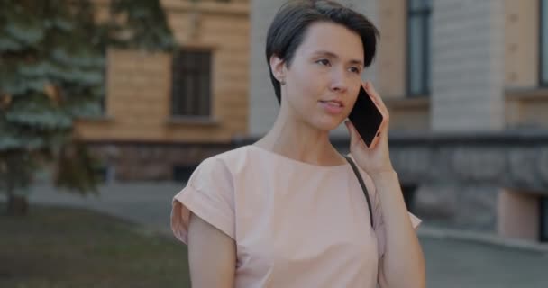 Portret Emocjonalnej Młodej Kobiety Rozmawiającej Przez Telefon Komórkowy Dyskutującej Wiadomościach — Wideo stockowe