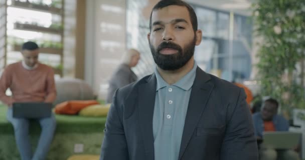 Slow Motion Portret Van Een Serieuze Arabische Man Pak Ondernemer — Stockvideo