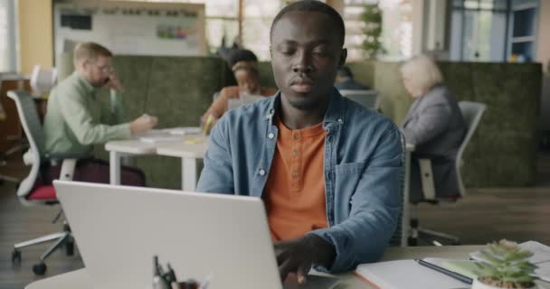 Φιλόδοξος Νέος Επιχειρηματίας Που Εργάζεται Laptop Και Γράφει Σημειώσεις Απασχολημένος — Αρχείο Βίντεο