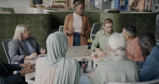 Şirket Yöneticisi Çalışma Merkezinde Rapor Hazırlayan Çeşitli Çalışanlarla Konuşuyor Işbirliği — Stok video
