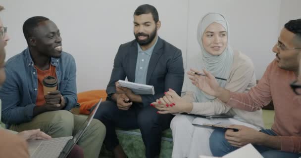 Neşeli Milenyum Grupları Birlikte Çalışma Merkezindeki Iletişiminin Tadını Çıkarmayı Tartışıyorlar — Stok video