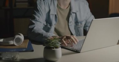 Geceleri dizüstü bilgisayarla çalışan iş adamının eğik portresi. Business sperson online iş ve e-ticaret üzerine yoğunlaştı.