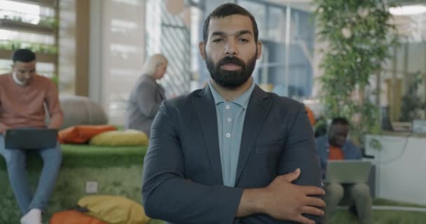 Portrait Homme Affaires Ambitieux Moyen Orient Debout Dans Lieu Coworking — Video