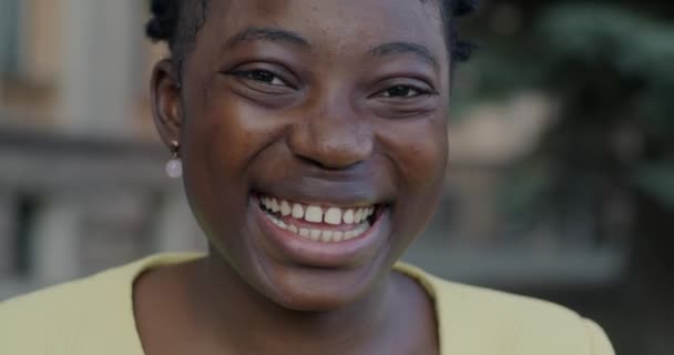 Крупный План Портрета Радостной Афро Американской Женщины Смеющейся Выражая Счастье — стоковое видео