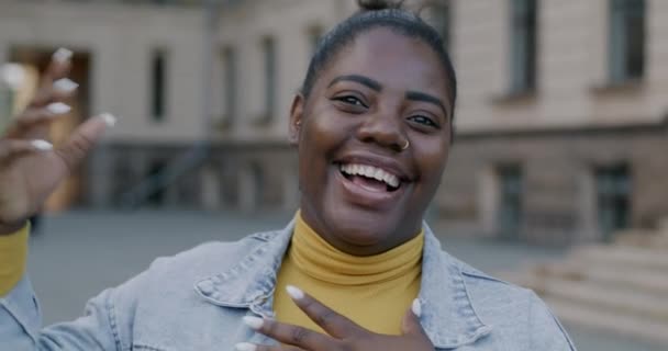 Slow Motion Porträtt Överlycklig Afroamerikansk Kvinna Skrattar Och Tittar Kameran — Stockvideo