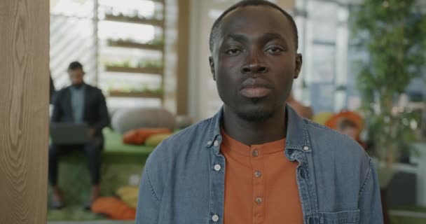 Медленный Портрет Серьезного Афроамериканского Бизнесмена Стоящего Коворкинге Людьми Работающими Заднем — стоковое видео