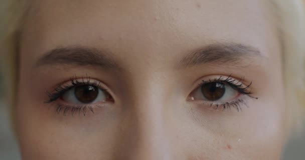 Närbild Porträtt Kvinnliga Ögon Tittar Kameran Medan Blond Flicka Känner — Stockvideo