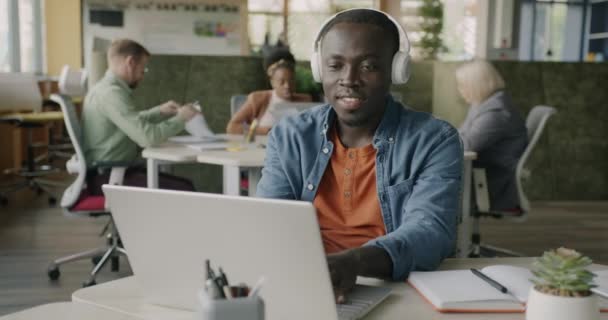 잘생긴 아프리카계 미국인 기업가 노트북과 사무실에서 헤드폰을 음악을 비즈니스 — 비디오