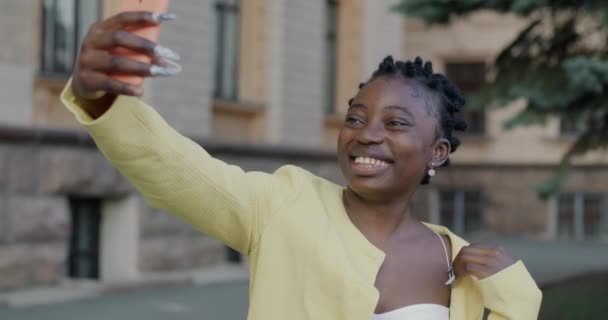 Zpomalený Portrét Pěkné Afroameričanky Jak Pózuje Pro Kameru Smartphonu Městské — Stock video