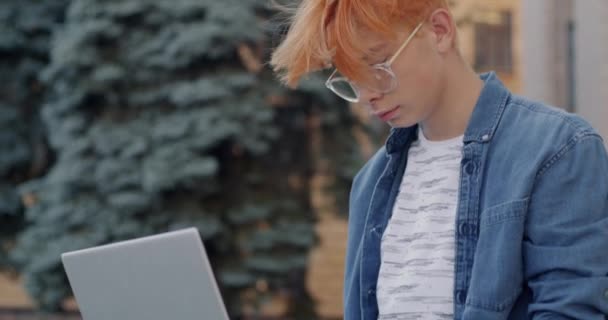 Азиатский Студент Использующий Ноутбук Сосредоточился Онлайн Образовании Сидя Городской Улице — стоковое видео