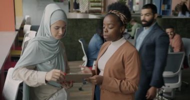 Kendine güvenen iş adamları ve kadınlar ortak ofiste yeni başlatılan projeyi tartışıyor. Konuşma ve başarılı iş konsepti.