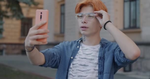 Glada Asiatiska Killen Gör Videosamtal Med Smartphone Talar Visar Tummen — Stockvideo