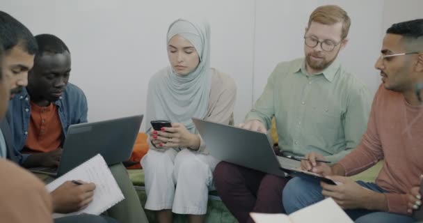 Wieloetniczny Zespół Biznesowy Rozmawiający Śmiechem Korzystający Laptopów Wspólnym Biurze Współpracowników — Wideo stockowe
