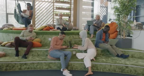Разнообразная Группа Людей Работающих Ноутбуками Современном Коворкинг Центре Сосредоточилась Профессиональной — стоковое видео