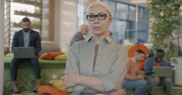 Porträtt Elegant Mogen Kvinnlig Företagare Stående Coworking Plats Med Armarna — Stockvideo