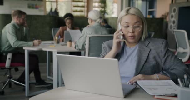 Hırslı Kadını Cep Telefonuyla Konuşuyor Yaratıcı Ofis Odasında Dizüstü Bilgisayarını — Stok video