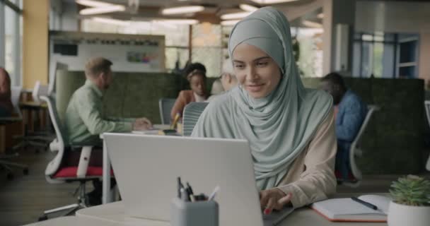 Donna Musulmana Hijab Che Lavora Con Computer Portatile Godendo Attività — Video Stock