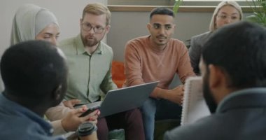 Çok ırklı bir grup iş arkadaşı ofiste iş çözümlerini tartışıyor. Mesleki meslek ve işbirliği kavramı.