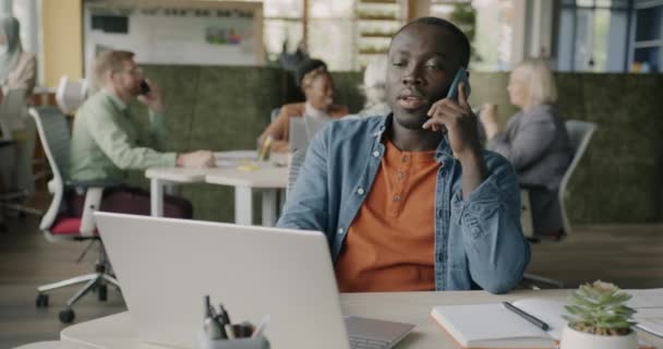 전화에 말하는 즐거운 기업가 만들기 센터에서 노트북과 커뮤니케이션 비즈니스 — 비디오