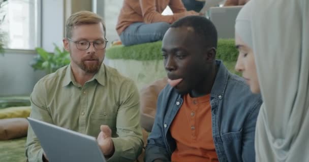 Diverso Grupo Empleados Que Trabajan Con Computadora Portátil Discuten Ideas — Vídeo de stock